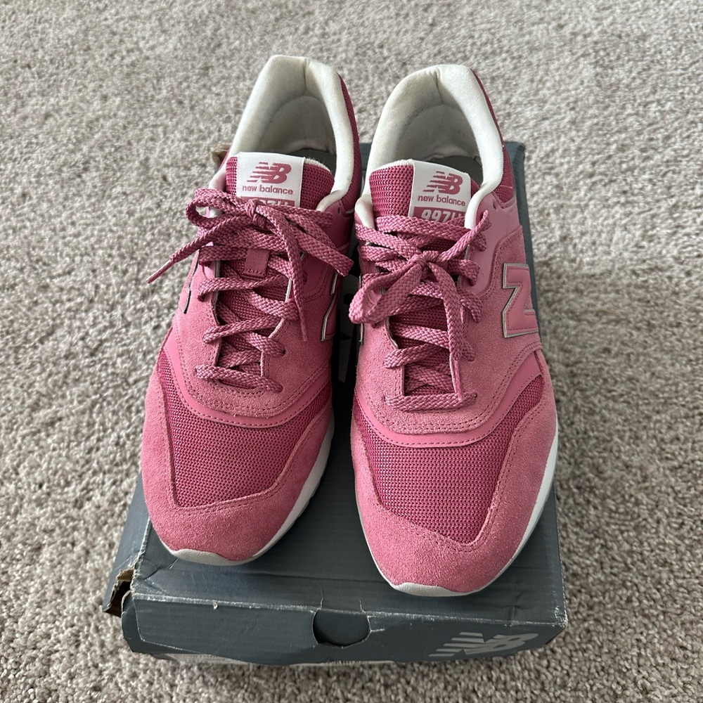 New Balance 997H Pink Retro Sneakers with Suede Mesh Upper